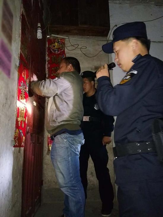 南通粗心妈妈误将幼女锁家中 民警全城寻开锁师傅开门